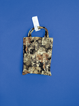 Lost and Found, Stofftasche mit Katzenmotiv, 2018

C-Print, 83,5 x 58,0 cm, gerahmt
1/3 + 2, rückseitig signiert und nummeriert
© Bildrecht, Wien

AUSRUFPREIS: 350.-