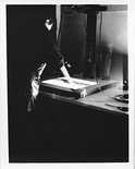 Selbstportrait in der Dunkelkammer, 2015

Analoge SW-Handvergrößerung, 30 x 20 cm, gerahmt
1/3 + 1AP, rückseitig signiert

AUSRUFPREIS: 500.-
